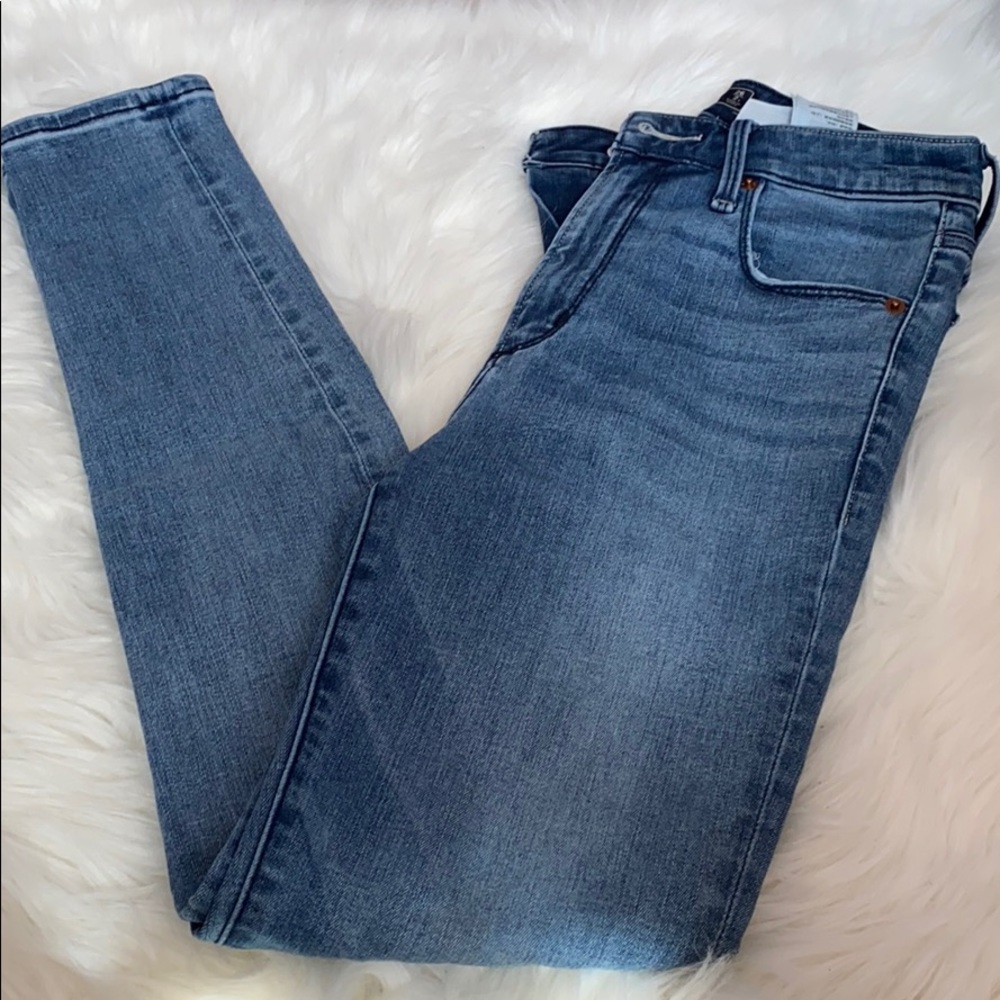 Abercrombie|High-Rise Super Skinny Jeans Med Wash